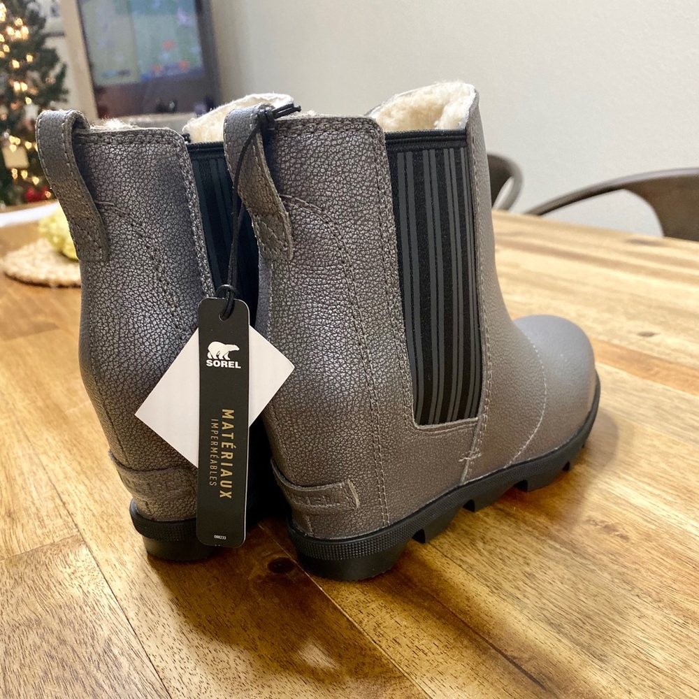 *BRAND NEW WITH TAGS* Sorel fur lined wedges